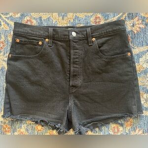 Levi’s Womens Black Denim rib cage shorts size 31